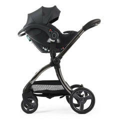 egg3 Shell i-Size Car Seat - Carbonite - fixed onto the chassis