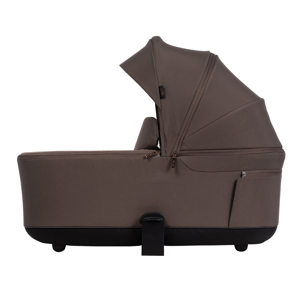 Venicci Claro 2 carrycot in Chocolate with panoramic ventilation and lightweight design