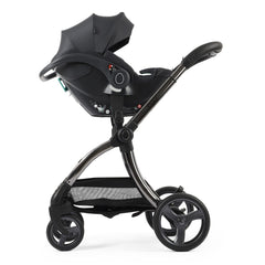 egg3 Shell i-Size Car Seat - Carbonite - fixed onto the chassis