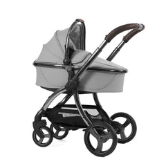 egg3 Luxury Bundle (Glacier) - showing the carrycot and chassis together as the pram