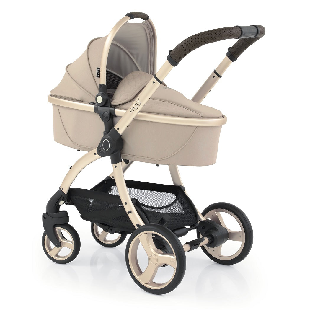 egg2 Luxury Bundle (Feather) - showing the carrycot and chassis together as the pram