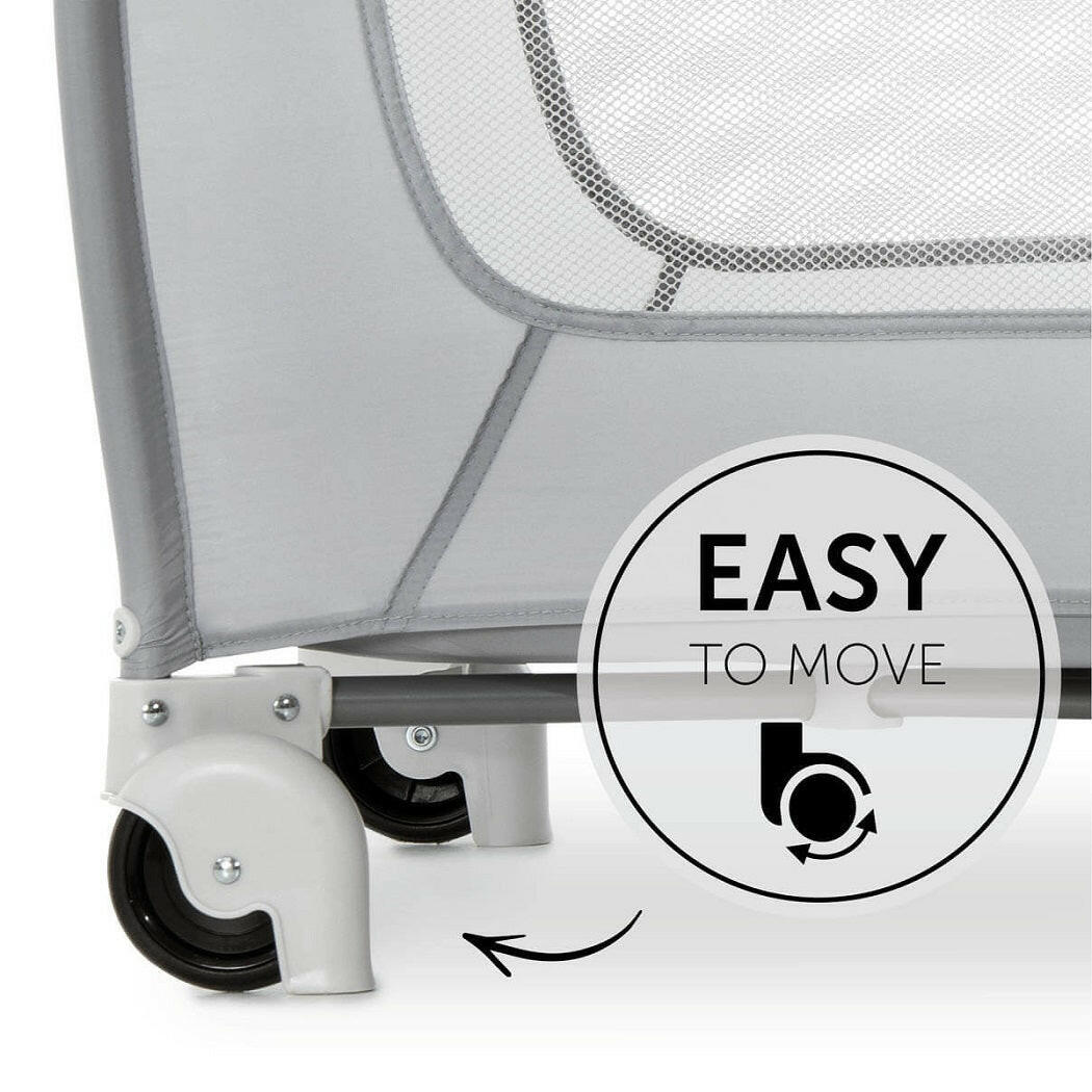 Hauck Sleep'n'Play Centre (Stars) - showing the centre`s wheels for ease of movement